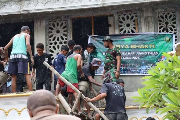 TNI dan Warga Dulolong Gotong Royong Bangun Lantai Dua Masjid Nurul Hakim. 