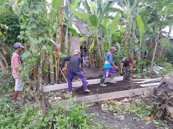Babinsa Lembar Bersama Warga Gotong Royong Rabat Gang Demi Akses Warga