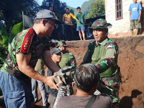 Karya Bakti Bersama TNI–Polri dan Pemerintah Kecamatan Sawan Bersihkan Puing Rumah Terdampak Longsor
