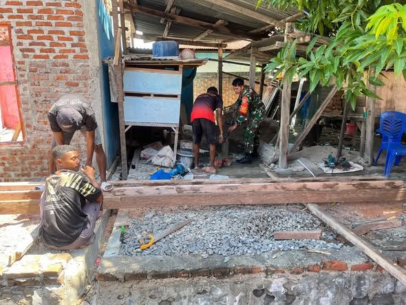 Babinsa Omesuri Bersama Warag Gotong Royong Pembangunan Rumah Warga