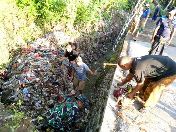 Babinsa Saba dan Warga Kompak Cegah Bencana Lewat Aksi Bersih Sungai