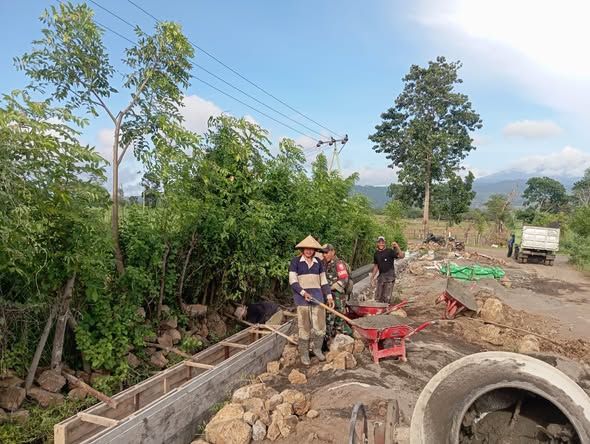 Babinsa Koramil Pekat Gotong-Royong Bangun Saluran Irigasi di Dusun Ointala