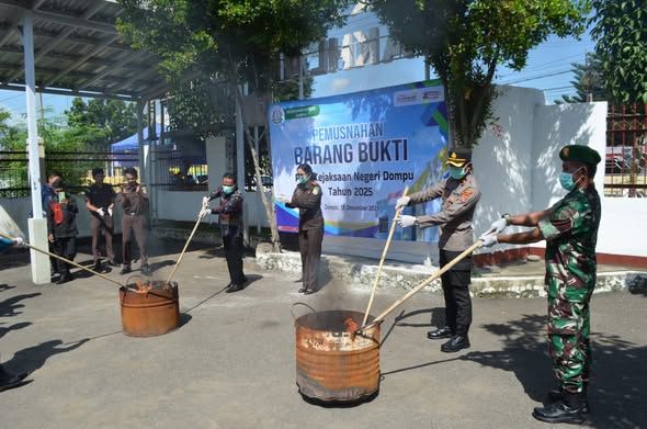 Danramil 1614-01 Dompu Hadiri Pemusnahan Barang Bukti Inkracht di Kejaksaan Negeri Dompu