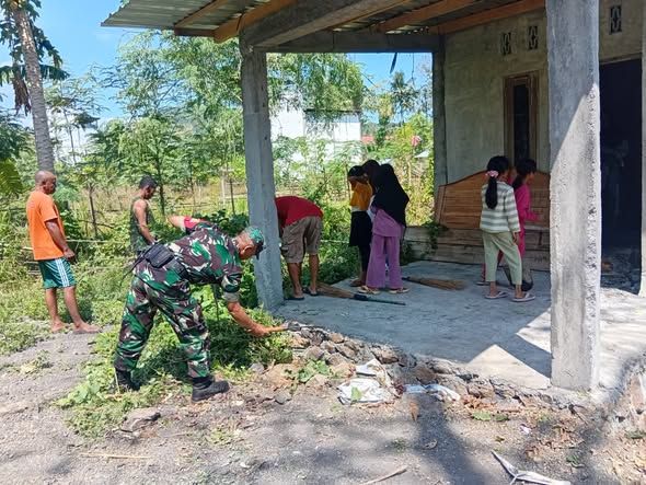 Babinsa dan Warga Desa Karombo Bersatu untuk Lingkungan Bersih dan Rapi