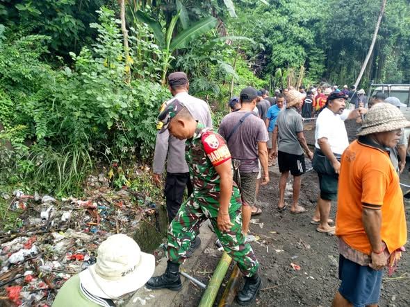 Gerak Cepat Babinsa Saba Bersama Warga Perbaiki Jalan Jebol Akibat Hujan Deras di Blahbatuh