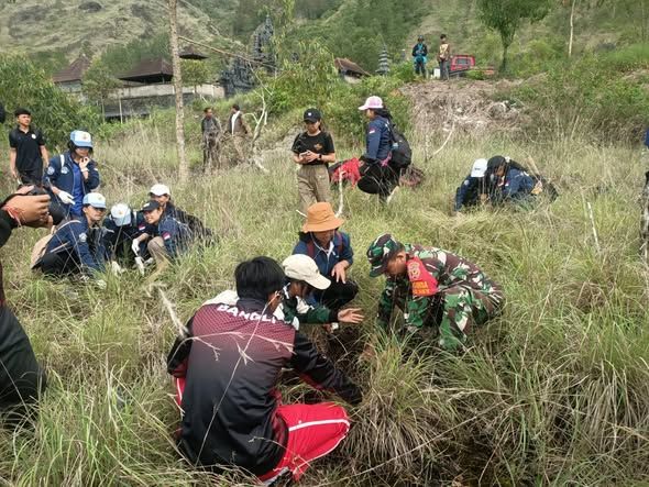 Babinsa Batur Tengah Bersama Warga Laksanakan Penanaman Pohon di Pura Pasar Agung