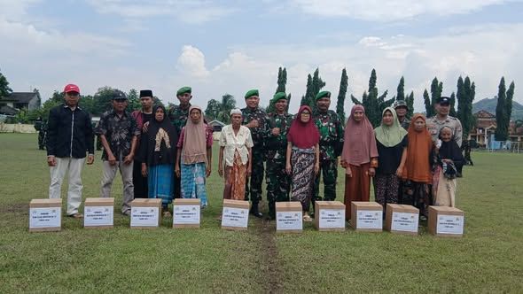 Peleton Beranting Korem 162 Wira Bhakti Berbagi Sembako