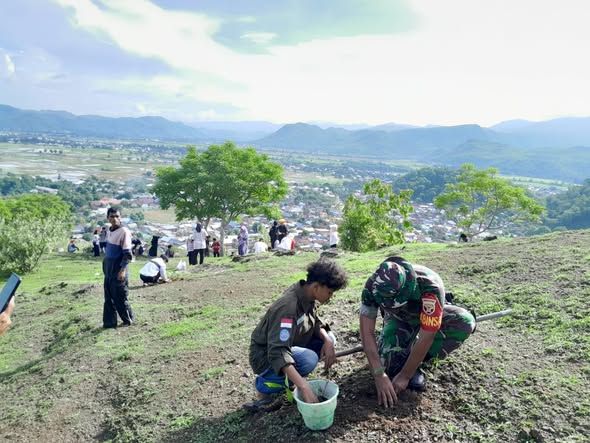 Babinsa Samili Bersama Masyarakat dan Ormas Gelar Penghijauan di Bukit Doro