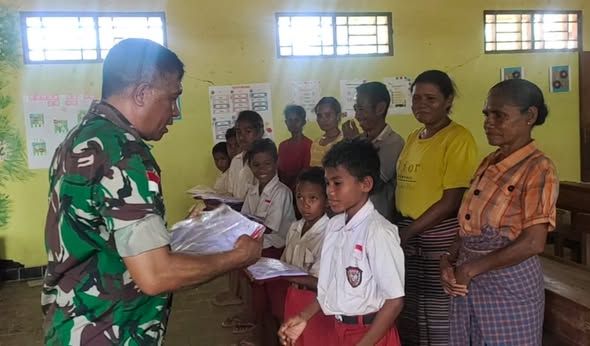 Peduli Pendidikan di Perbatasan, Babinsa Bagikan Seragam Sekolah untuk Siswa SD