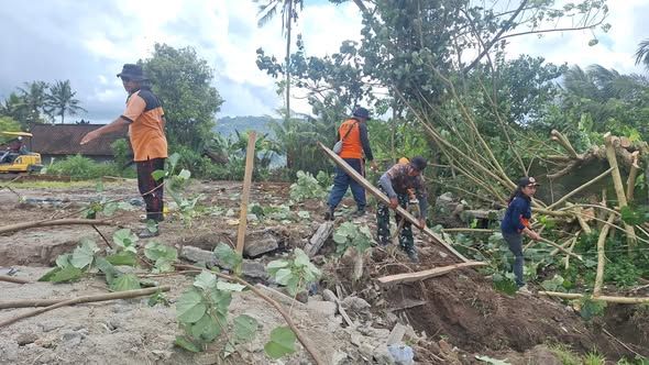 Koramil Dan BPBD Klungkung Gelar  Pembersihan Di Lahan KDKMP Desa Selat