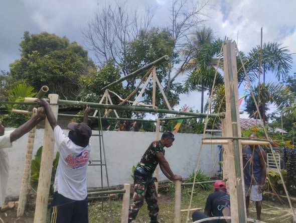 Babinsa Desa Subo Bersama Jemaat Ebenheiser Apui Hias Pohon Natal