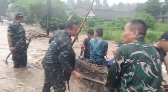 Kodim Jembrana Sigap Atasi Dampak Banjir Lokal, Pastikan Jalan Denpasar-Gilimanuk Kembali Aman Dilalui