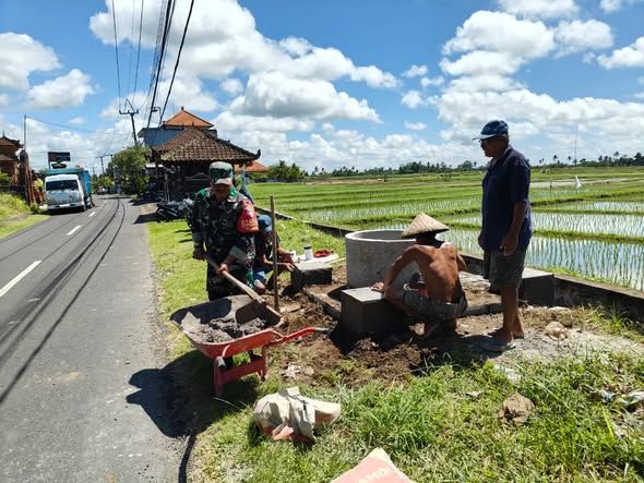 Dukung Gerakan Bali Bersih Sampah, Babinsa Desa Belumbang Bersama Warga Bangun Teba Modern