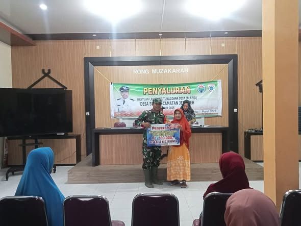 Babinsa Koramil Taliwang Laksanakan Pendampingan Penyerahan BLT Desa Belo