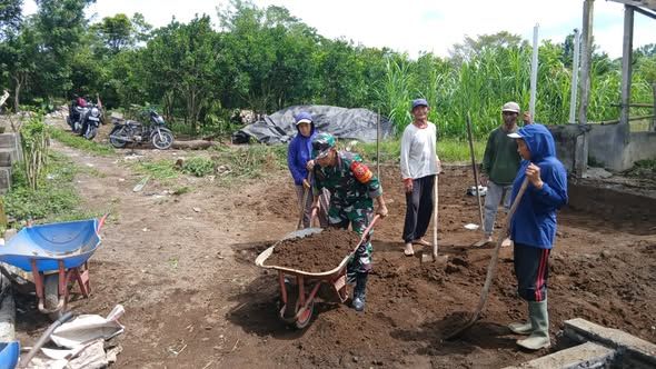 Babinsa Desa Abuan Hadir di Tengah Masyarakat, Gotong Royong Pengisian Pondasi Rumah Warga
