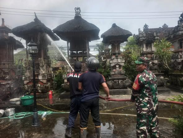 Babinsa Sayan Bersinergi Tangani Kebakaran Bangunan Suci Warga