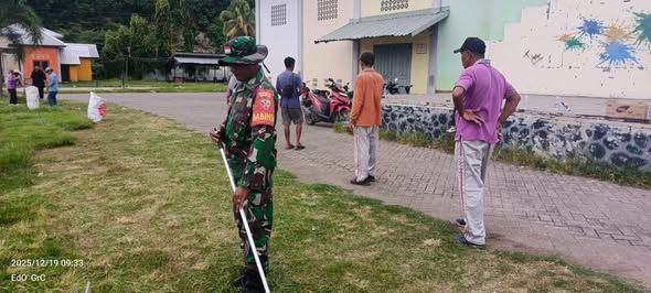 Babinsa Bersama Warga dan Pemerintah Desa Gelar Gotong Royong di Gedung Sesai Ate