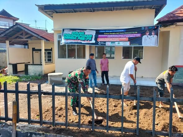 Babinsa dan Kelurahan Pagutan Timur Perkuat Sinergi Lewat Gotong Royong
