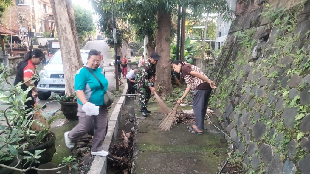 Babinsa Kendran Bersama Warga Gotong Royong Bersihkan Jalan Krisna, Wujudkan Lingkungan Bersih dan Asri