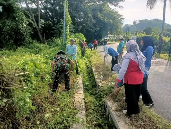 Babinsa dan Masyarakat Gotong Royong Bersihkan Lingkungan Desa Mura