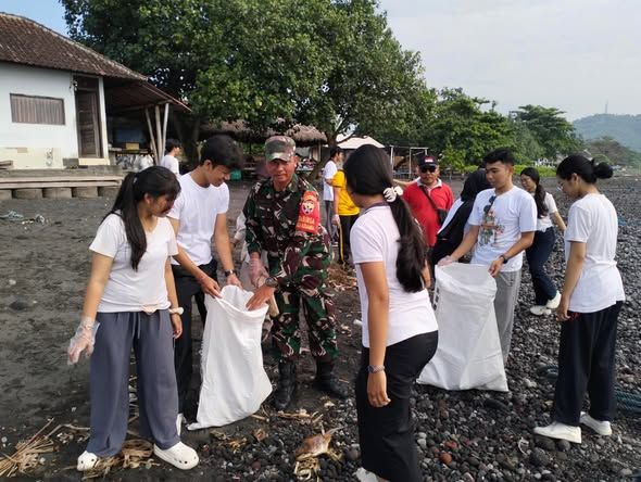Babinsa Koramil Dawan Pelopori Gotong Royong Bersihkan Pantai Di Kusamba