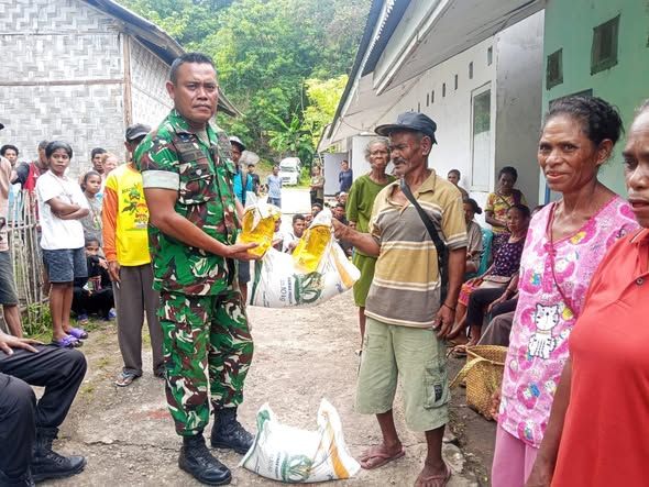 Danpos Pantar Timur Dampingi Penyaluran Bantuan Sembako kepada 222 Warga