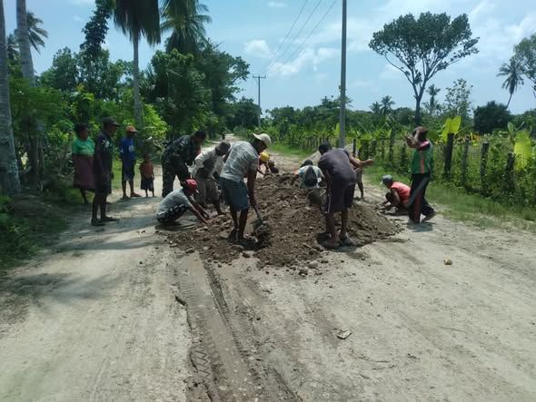 Babinsa Koramil Biudukfoho dan Warga Gotong Royong Timbun Jalan Desa