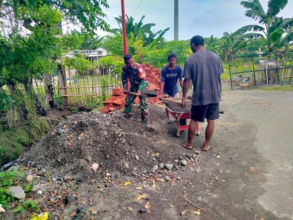 Sinergi Babinsa dan Pemerintah Daerah Dukung Program RTLH KSB Maju