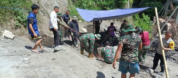 Kolaborasi TNI dan Elemen Masyarakat Wujudkan Akses Jembatan Gantung di Dusun Lekok