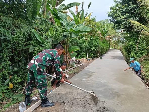 Babinsa Gotong Royong Rabat Jalan Bersama Warga, Permudah Akses Petani