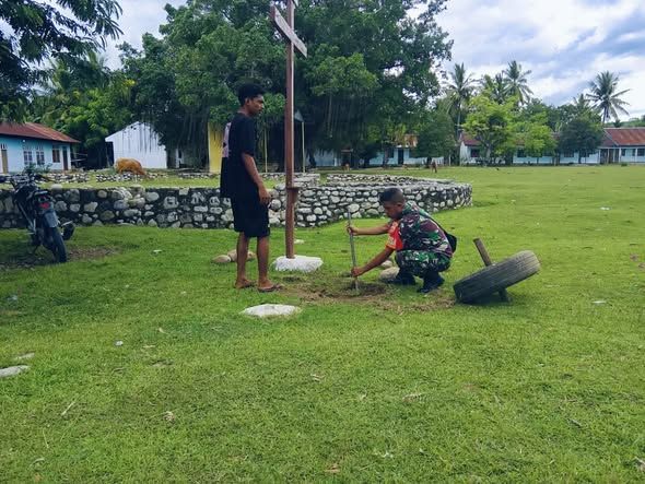 Sambut Hari Natal, Babinsa Bantu OMK Pembuatan Pohon Natal dan Kandang Natal