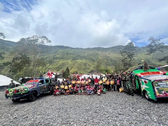 Mobil Natal Satgas 743 Bawa Berkat Natal Untuk Masyarakat  Sambut Natal 2025