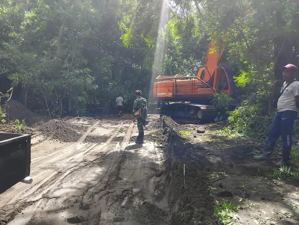 Babinsa Wulanggitang Kawal Pembersihan Ruas Jalan Nobo–Nurabelen Pascabanjir