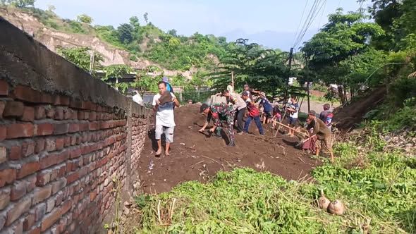 Babinsa Tembeng Putik Bersama Warga Gotong Royong di Dusun Lengkok Lendang