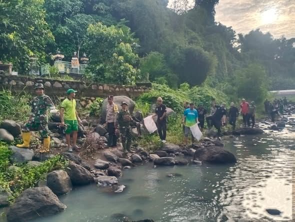 Babinsa Bersama Ratusan Peserta Gotong Royong Bersihkan Sungai Lembah Cinta Buleleng