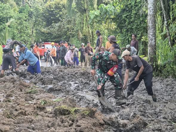 Aksi Cepat Babinsa Karyasari Bersama BPBD dan Warga Atasi Longsor Jalan Desa
