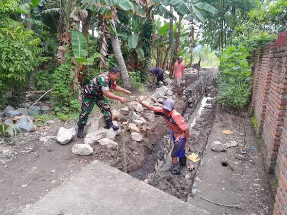 Babinsa Lembar Pastikan Irigasi Dukung Produktivitas Petani