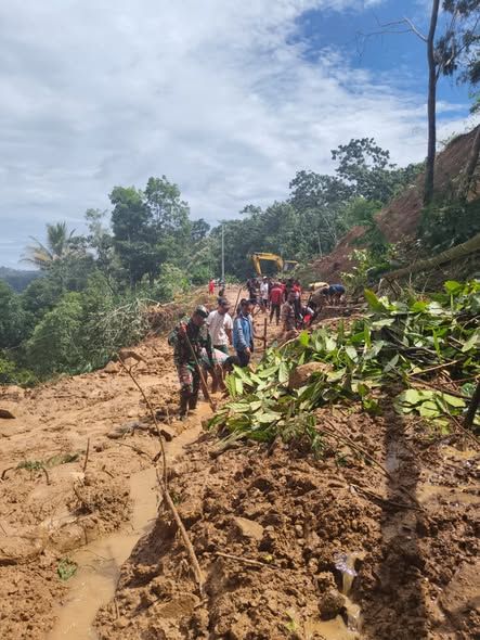 TNI Bersama Masyarakat Bahu Membahu Membersihkan Material Longsor 