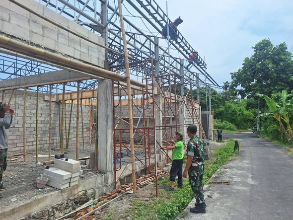 Koramil Dan Warga Jumpai Gotong Royong Bantu Pembangunan KDKMP