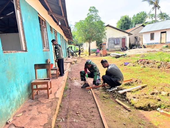 Babinsa Koramil Kupang Karya Bhakti Perbaiki Panti Asuhan Syalom 