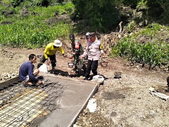 Babinsa Madaprama Bersama Warga Gotong Royong Pembuatan Jembatan
