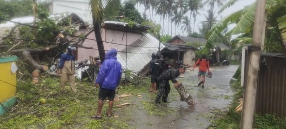 Danramil Nusa Penida Kerahkan Prajurit Tangani Musibah Pohon Tumbang Di Dusun Klod