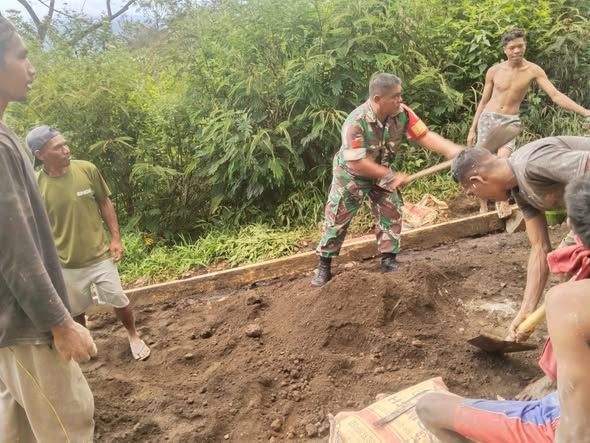 Babinsa Detusoko Bersama Warga Gotong Royong Perbaiki Jalan Desa Lisekuru