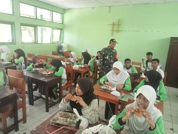 Babinsa Ende Timur Pastikan Program Makan Bergizi Berjalan Tertib di MAN Ende 