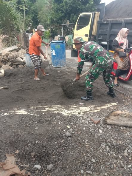 Babinsa Air Suning Gotong Royong Bantu Perehapan Rumah Warga