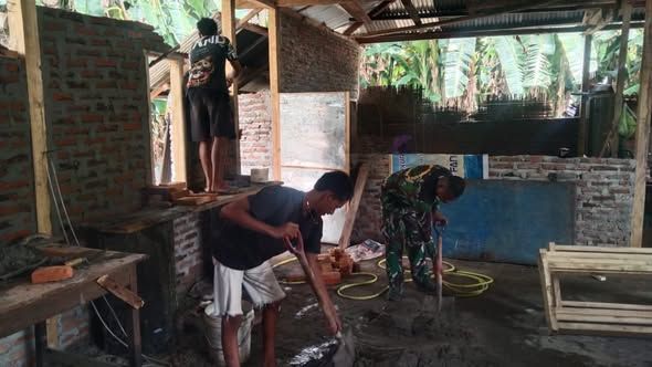 Babinsa Desa Madar Bantu Warga Bangun Tembok Rumah
