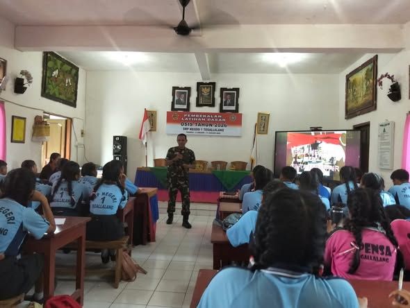 Perkuat Karakter Pelajar, Danramil Tegallalang Tanamkan Wawasan Kebangsaan kepada Calon Pengurus OSIS
