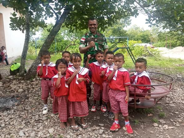 Gunakan Metode Belajar Bermain, Anggota Satgaster Pos Halibete Edukasi Anak PAUD