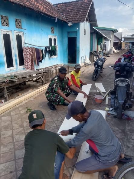 Babinsa dan Warga Desa Kempo Bahu Membahu Bangun Rumah Warga Kurang Mampu