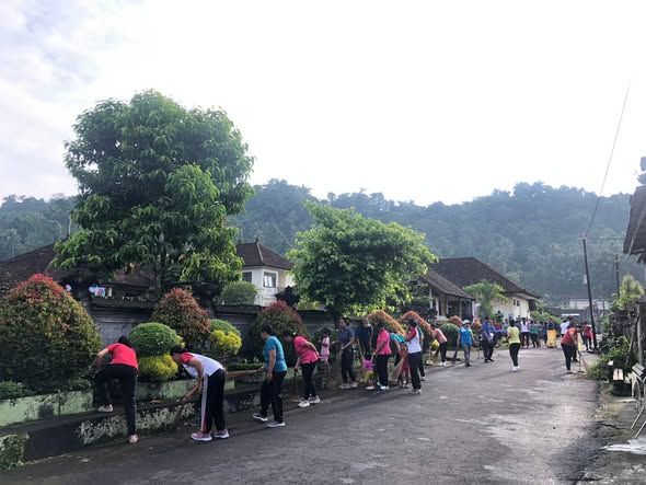 Gotong Royong, Babinsa Selisihan Bersama Pemdes Gelar Aksi Bersih Lingkungan